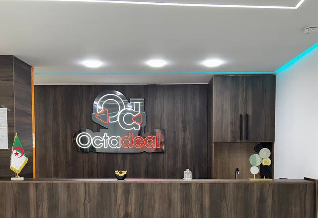 L'accueil de l'agence Octadeal à Tizi Ouzou, avec l'enseigne lumineuse.